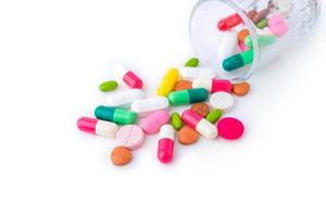 olika tabletter blanda hög droger piller kapslar terapi läkare influensa antibiotika apotek medicin medicinsk på vit bakgrund