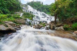 Mae ya vattenfall är ett stort vackert vattenfall i chiang mai thailand foto