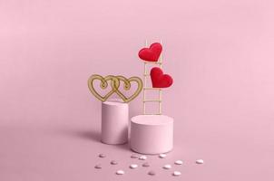 podium med trätrappor och hjärtan på en rosa bakgrund, monokrom. firar alla hjärtans dag kopia utrymme. foto