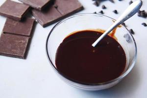 mörk choklad grädde i en skål på vitt foto