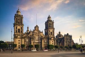 mexico city metropolitan cathedral i mexico i skymningen foto