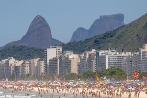 Copacabana Beach är en typisk varm dag i Rio de Janeiro Brasilien.