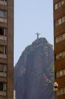 Kristus frälsaren sett från kvarteret Botafogo i Rio de Janeiro, Brasilien. foto