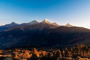 naturvy över himalayas bergskedja vid utsiktspunkten Poon hill, nepal.