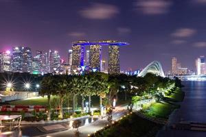 singapore stadsvy av business downtown byggnadsområde från marina barrage i singapore. foto