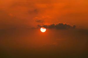 natur äggula solnedgång med färgglad himmel miljö bakgrund foto