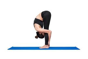 frisk kvinna utövar yoga isolerad med urklippsbana på vit background.photo design för fitness sportig kvinna och sjukvård koncept. foto