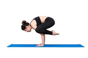 frisk kvinna utövar yoga isolerad med urklippsbana på vit background.photo design för fitness sportig kvinna och sjukvård koncept. foto