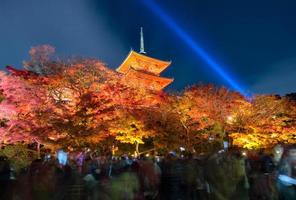 vacker natur höst färgglad med ljus show på kiyomizu dera templet i kyoto, japan. kiyomizu-dera är ett av de mest hyllade templen i Japan och även UNESCO världsarv.