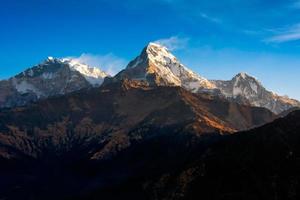 naturvy över himalayas bergskedja vid utsiktspunkten Poon hill, nepal. Poon hill är den berömda utsiktspunkten i byn Gorepani för att se vacker soluppgång över bergskedjan Annapurna i nepal