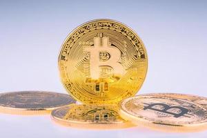 bitcoins på tydlig bakgrund. konceptuell design för teknik för kryptovaluta och blockchain.