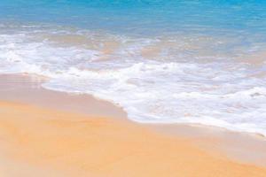 närbild vacker havsvåg på tropisk sandstrand i sommarbakgrund