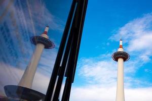 Kyoto Tower den högsta strukturen i Kyoto, Japan foto