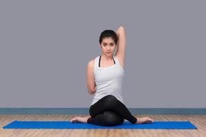 asiatisk kvinna som utövar yogaställning på sportgym, yoga och meditation har goda fördelar för hälsan. fotokoncept för sport och hälsosam livsstil.