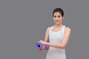 asiatisk frisk kvinna redo att träna på sportgym, flicka gör sport inomhus. fotodesign för fitness sportig kvinna och hälsokoncept. foto