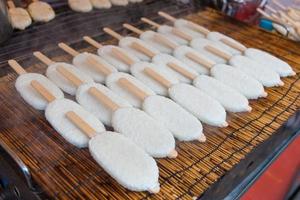 gohei mochi riskaka i butik på gatan till fushimi inari helgedom i Kyoto, Japan. selektivt fokus med kort skärpedjup. foto