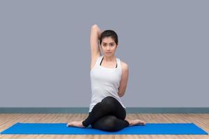 asiatisk kvinna som utövar yogaställning på sportgym, yoga och meditation har goda fördelar för hälsan. fotokoncept för sport och hälsosam livsstil