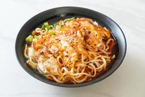 ramen nudlar med gyoza eller fläsk dumplings foto