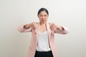 asiatisk kvinna med dåligt humör och dålig hand tecken foto