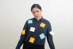 asiatisk affärskvinna stress från hårt arbete foto
