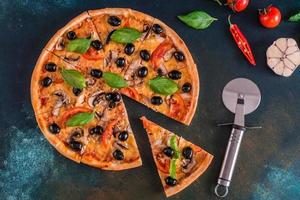 utsökt pizza med oliver och kyckling på träbord foto