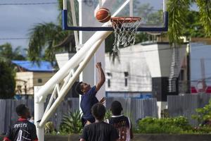 sorong, västra papua, indonesien, 28 november 2021. aktiviteterna på stadens torg på söndag morgon. människor som spelar basket foto