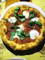pizza välsmakande het pepperoni täckta skivor matlagning ingredienser tomater med prosciutto och kryddor. foto