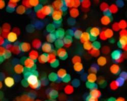 regnbåge färgglada oskärpa julljus bakgrund. abstrakt ljus ofokuserad oskärpa ljusa prickar svart. foto