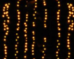 orange oskärpa julbelysning bakgrund. abstrakt ljus ofokuserad oskärpa ljusa prickar svart. foto
