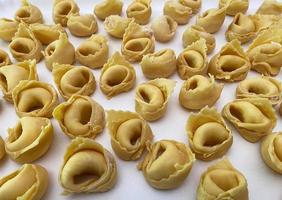 rå italiensk tortellini. traditionell italiensk pasta foto