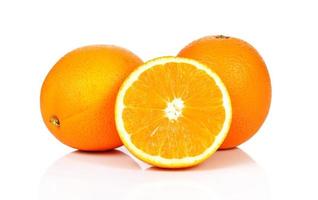 söt orange frukt på vit bakgrund foto