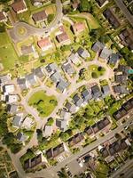 Flygfoto över husen i Europa och hjärtformade kvarter med grön natur runt omkring foto