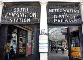 huvudentrén till South Kensingtons tunnelbanestation i London foto