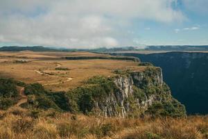 fortaleza kanjon formad av branta steniga klippor med skog och platt platå täckt av torra buskar nära cambara do sul. en liten lantstad i södra Brasilien med fantastiska naturliga turistattraktioner. foto