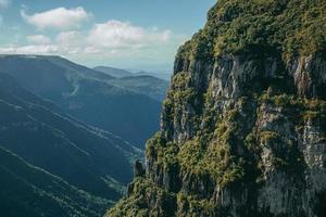 fortaleza kanjon med branta klippor täckta av tjock skog i en solig dag nära cambara do sul. en liten lantstad i södra Brasilien med fantastiska naturliga turistattraktioner. foto