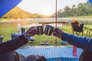 resa camping vid sjön. campare är på sitt läger vid namtok sam lan nationalpark vattenfallet saraburi, i thailand. foto