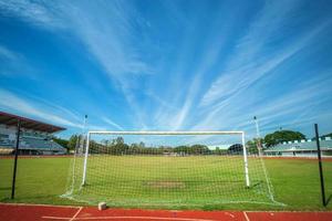 stadion fotbollsmål eller fotbollsmål på stadion med blå himmel bakgrund. foto