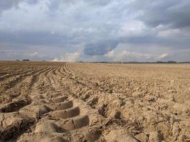 jordbruksfält plöjt med en traktor efter skörd foto