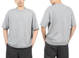 ung man i grå oversize t-shirt mockup fram och bak som används som designmall, isolerad på vit bakgrund med urklippsbana foto