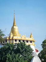 golden mountain phu khao tong bangkok thailand pagoden på kullen i wat saket-templet. templet wat sa ket är ett gammalt tempel under ayutthaya-perioden. foto