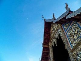 wat chedi luang är ett buddhistiskt tempel i den historiska stadskärnan i chiang mai thailand foto