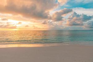 närbild havssandstrand. panorama strandlandskap. inspirera tropisk strand havsutsikt horisont. orange och gyllene solnedgång himmel lugn lugn avkopplande solljus sommar humör. semester resor semester banner foto