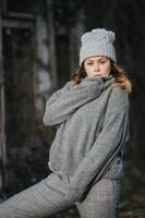 flicka poserar utanför under kallt väder