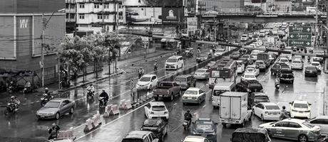 bangkok thailand 22. maj 2018 rusningstid tung trafikstockning bangkok thailand svart och vitt.