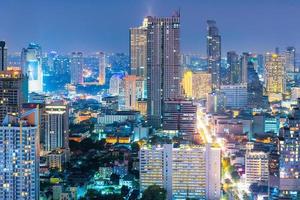 stadsbild utsikt över bangkok affärsbyggnad i affärszon i bangkok, thailand. bangkok är thailands huvudstad och bangkok är också den mest befolkade staden i thailand. foto