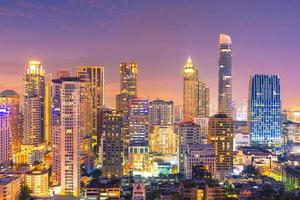 stadsbild utsikt över bangkok modern kontorsbyggnad i affärsområde i bangkok, thailand. bangkok är thailands huvudstad och bangkok är också den mest befolkade staden i thailand. foto