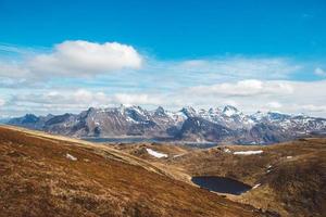 norge berg och landskap på öarna lofoten. naturligt skandinaviskt landskap foto