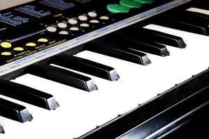 en elektronisk pianosynthesizer som visar sina svartvita tangenter på klaviaturen. foto