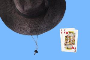 en hatt och ett par kort. det här fotot antyder en spelares anda. foto