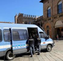 bologna, Italien, 2020 - italiensk polizia håller säkerheten på det historiska torget i bologna. Italien foto